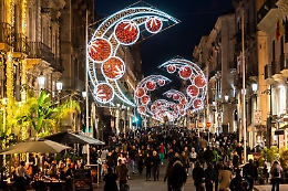 Natale a Catania 2025: cori, fiabe, concerti e performance multimediali per tutta la città