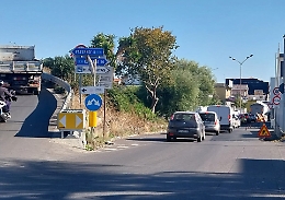 Lavori per il nuovo asfalto sulla Statale 121 e per gli automobilisti è un'altra giornata di "passione"