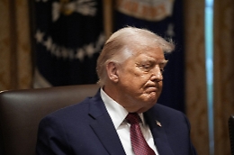 Trump attacca l&rsquo;Europa, Putin rivendica il Donbass: guerra di potere tra Usa, Russia e Ue