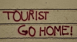 Scritte "Tourist go home" spuntano sui muri di Catania: sarà mica colpa della gentrificazione? 