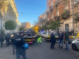 Catania, un giorno tra via Plebiscito e piazza Palestro: 300 multe, 50 mezzi sequestrati e ambulanti denunciati