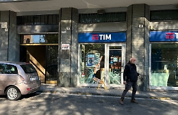 “Spaccata” al negozio di telefonia a Catania: una Panda rubata usata come ariete
