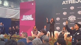 Contestata dagli studenti ad Atreju, la ministra Bernini replica dal palco: « Siete dei poveri comunisti». Ma si confronta (video)