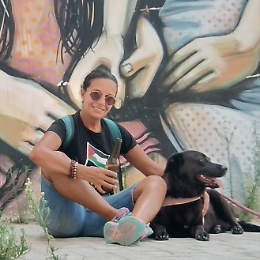 Cane femmina che allatta in una gabbia stretta, accade a Ragusa. La denuncia dei Cinque Stelle