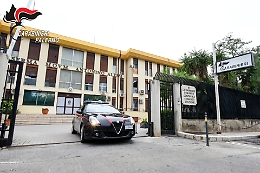 Gli annunci hot, la prostituzione della compagna e la partecipazione agli incontri sessuali: ecco cosa c'è dietro l'arresto di un 57enne