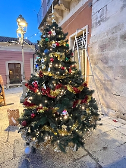 Ladri del Natale a Comiso, ma la comunità lo fa subito rivivere