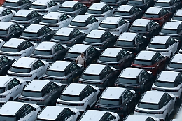 Auto, addio al &ldquo;divieto totale&rdquo; dei motori termici: Bruxelles ridisegna il 2035. Spazio a ibridi e carburanti sostenibili