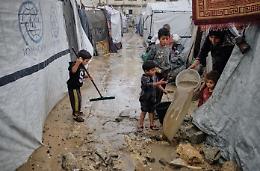 Piogge torrenziali a Gaza: tende e ospedali allagati, appello urgente per aprire i valichi. &laquo;Il freddo riuscir&agrave; dove le bombe hanno fallito&raquo;