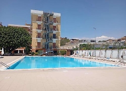 La rinascita dell&rsquo;hotel dei Pini e la partnership con il Premio Internazionale Donnafugata