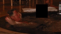 Epstein, il Dipartimento di Giustizia Usa pubblica documenti e foto: Woody Allen, Bill Gates. E Clinton in vasca da bagno