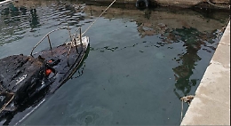 Allo sbarcadero Santa Lucia di Siracusa, barca in fiamme al mattino: soccorsi rapidi, rischio ambientale sotto controllo