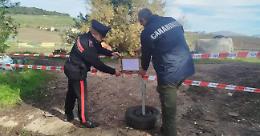 Sequestrata discarica abusiva con batterie, fusti inquinanti e monopattini rubati