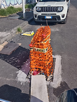 Transenne abbandonate in Corso Martiri della Libert&agrave; a Catania: pericolo e degrado al centro della carreggiata