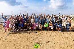 Tra musica, vento e coraggio: centocinquanta al bagno di capodanno a Campobello di Mazara