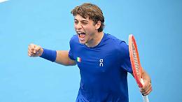 Cobolli, la pallina che cade e la lite con l'arbitro e con Wawrinka: cosa &egrave; successo alla United Cup in Australia