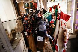 Calze della Befana, la sorpresa amara costa di pi&ugrave;: perch&eacute; il cioccolato ha acceso i prezzi (ma la colpa non &egrave; solo del cacao)