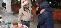 La notte di Natale: Tony e Davide portano cibo e calore ai senza dimora di Catania