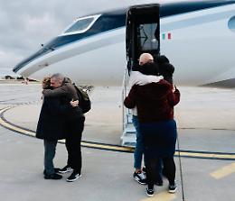 Trentini, l'arrivo a Roma dopo i 423 giorni di prigionia in Venezuela: "Siamo felicissimi"