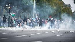 Disordini ai cortei pro Palestina, blitz all&rsquo;alba a Torino