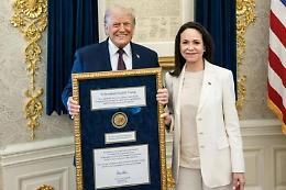 Mar&iacute;a Corina Machado consegna la sua medaglia del Nobel per la Pace a Donald Trump (ma sul web &egrave; uno sfott&ograve; globale)