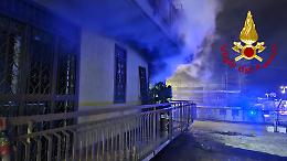 Stabile in fiamme a San Gregorio: salvati in due