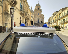 Minaccia di lanciarsi da un muro alto sei metri, salvato da due carabinieri