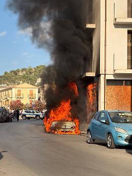 Attimi di paura a Scicli, auto in fiamme