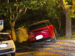 Suv parcheggiato sui gradini a Ibla: lo scatto della notte di Ferragosto diventa virale