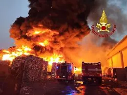 Impianto di rifiuti a fuoco: fiamme alte e fumo denso alla zona industriale di Catania 