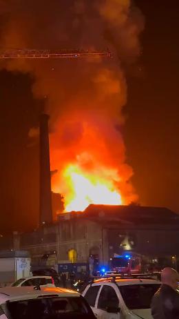 Incendio alle Ciminiere di Catania, nell'auditorium c'erano degli operai: nessuno ferito né intossicato