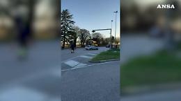 Bus pieno di studenti finisce in un fossato dopo un incidente