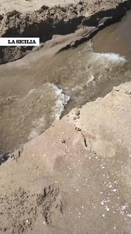 Sversamento alla Plaia di Catania, il torrente Forcile porta in mare acqua scura: il video
