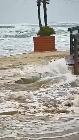 Mare in tempesta a Pozzallo, la mareggiata crea problemi alla base della torre Cabrera
