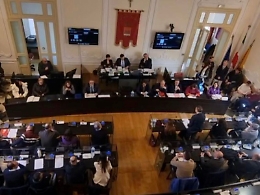 Scontro prenatalizio a Trapani: la mozione di fiducia che mette a rischio la maggioranza