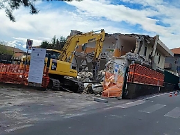 Tremestieri: avviata la demolizione della scuola “De Amicis”