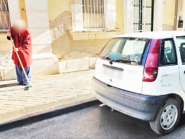 Siracusa, lava l&rsquo;auto del pap&agrave; scomparso: &laquo;Cos&igrave; mantengo vivo il ricordo&raquo;