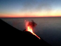 Stromboli, un brindisi tra i fuochi del vulcano