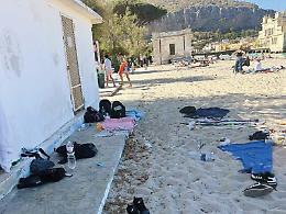 Vigilia di sole nella borgata di Mondello: la spiaggia senza cabine e i bagnanti divisi sul futuro dei lidi balneari