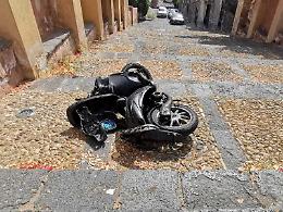 Lanciano uno scooter gi&ugrave; dalla scalinata della collina storica