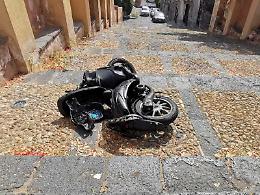 Ha le ore contate il vandalo che ha lanciato lo scooter dalla scalinata della collina storica