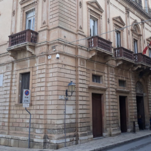 Assaltati gli uffici anagrafici del Comune di Vittoria: personale barricato tra mobili lanciati e vetri rotti