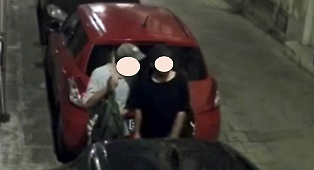 Modica, imbrattano le porte delle abitazioni di via Carlo Papa: due writers nei guai