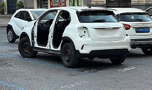 Il fenomeno delle auto cannibalizzate in strada a Catania: smontate in pochi minuti, un incubo per i proprietari