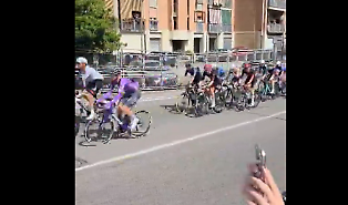 Giro d'Italia shock, ciclista urla: "Terroni!" alla gente che guada passare la carovana. E la risposta non &egrave; da lord...