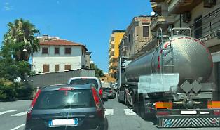 Ferragosto da incubo: lo Stretto si blocca, i Tir restano intrappolati e la Sicilia finisce ostaggio delle inefficienze