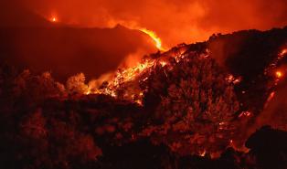 Etna, l&rsquo;eruzione infinita che riscrive la storia recente del vulcano: era dagli anni Settanta che non se ne vedeva una cos&igrave;