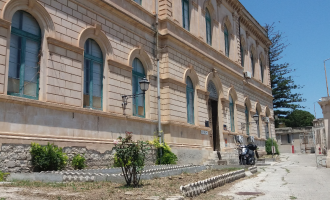 Entrata secondaria dell'ospedale di Scicli al buio da settimane, il sindaco sferza l'Asp