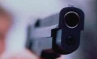 Agguato a Scoglitti: 34enne arrestato dopo gli spari contro il rivale, in auto la ex con la figlia