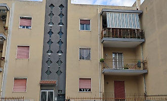 Scicli e l'anziano fracassone, i condomini: "Per il nuovo anno chiediamo solo un po' di pace"