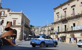 Modica, calci e pugni agli agenti che lo stavano controllando